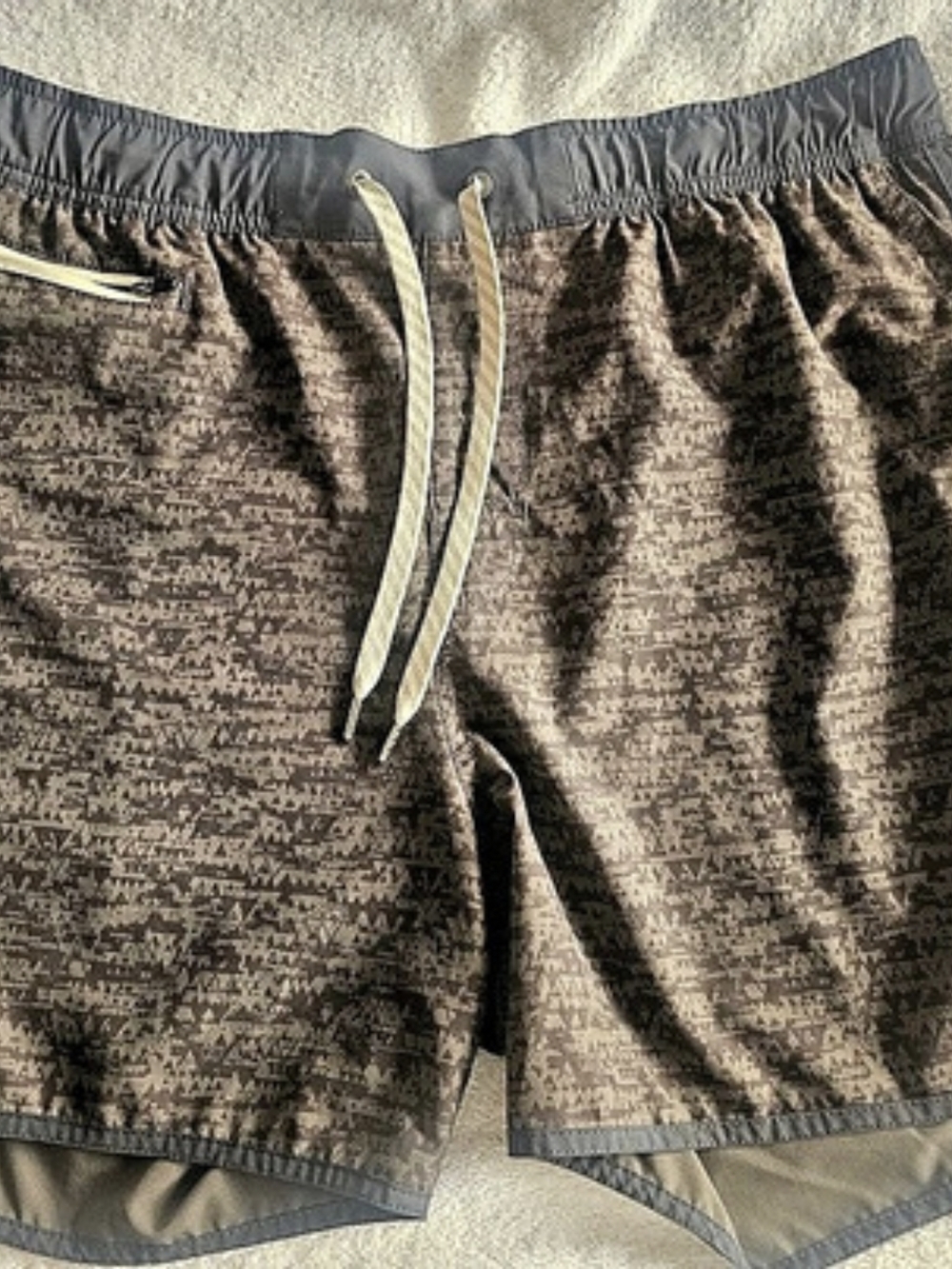 Vuori Men's Banks Short Aztec Geo Brown Athletic Swim Trunks Size XL V366.